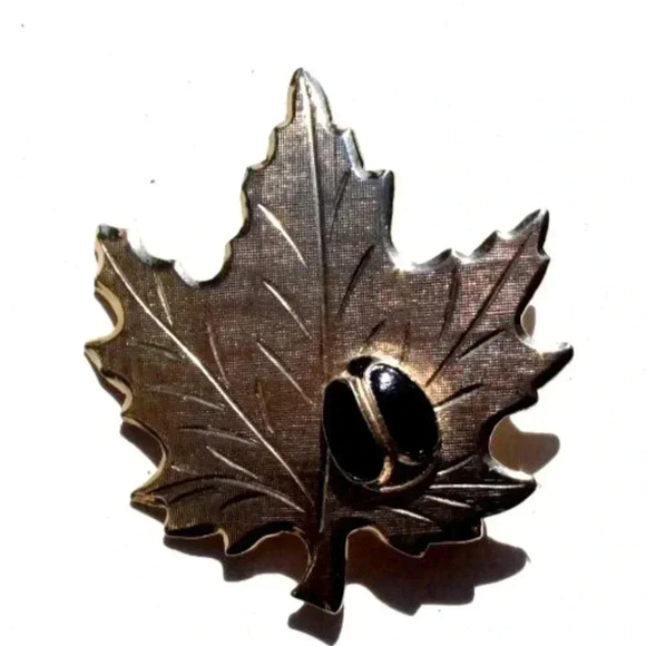 Vintage Metal Maple Leaf W/ Ladybug Cocktail Costume Brooch Pin Jewelry - Picture 1 of 2
